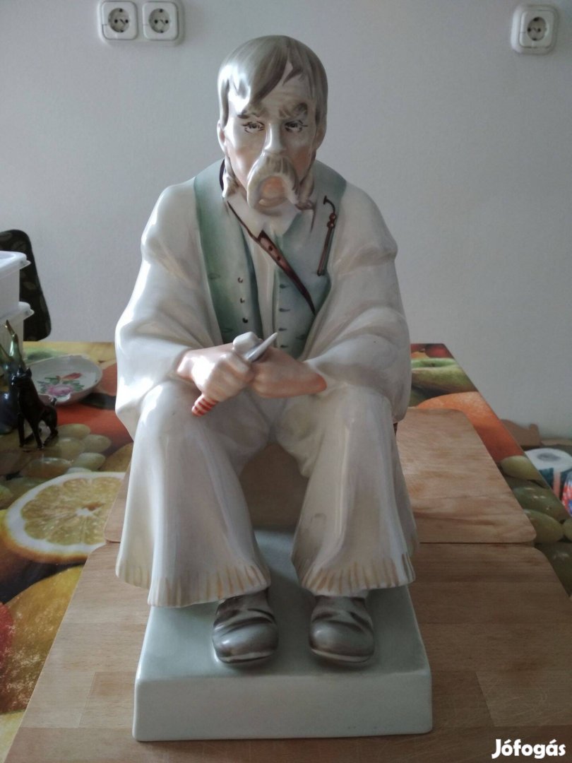 Zsolnay porcelán Szalonnázó Juhász figura