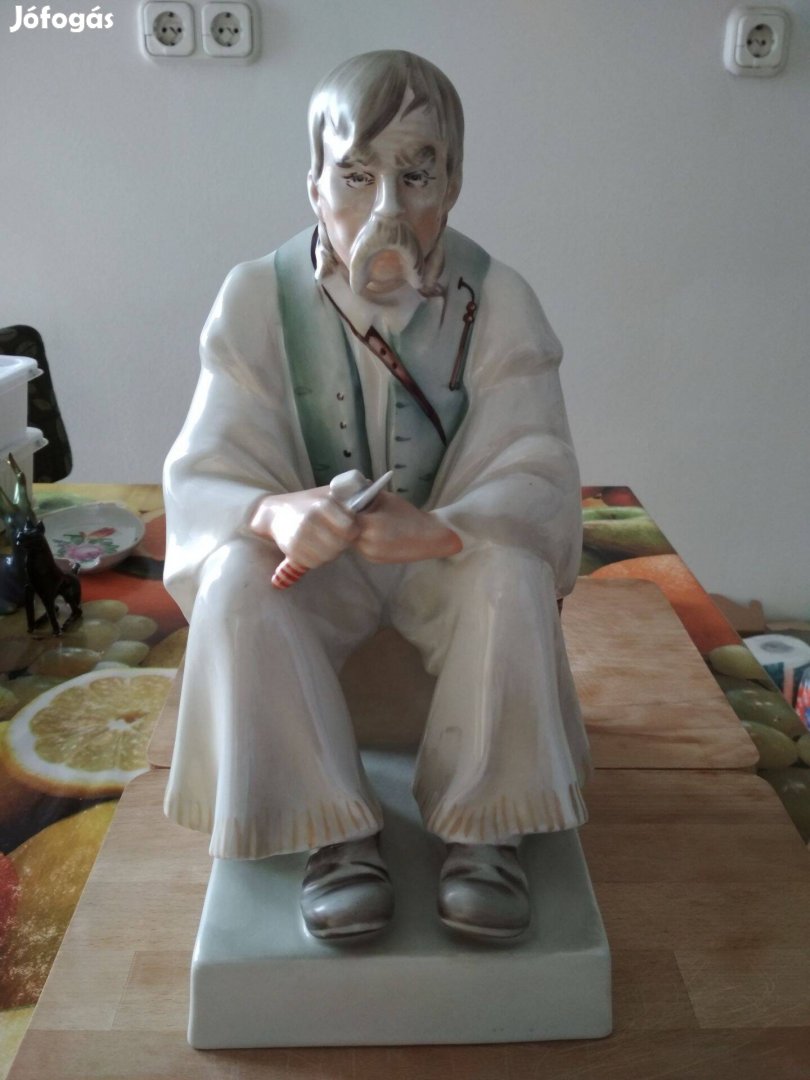 Zsolnay porcelán Szalonnázó Juhász figura eladó!