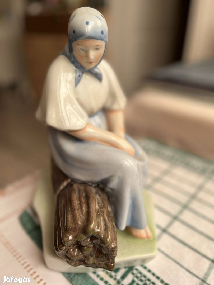 Zsolnay porcelán: Rőzsén ülő asszony. Hibátlan. Eladó