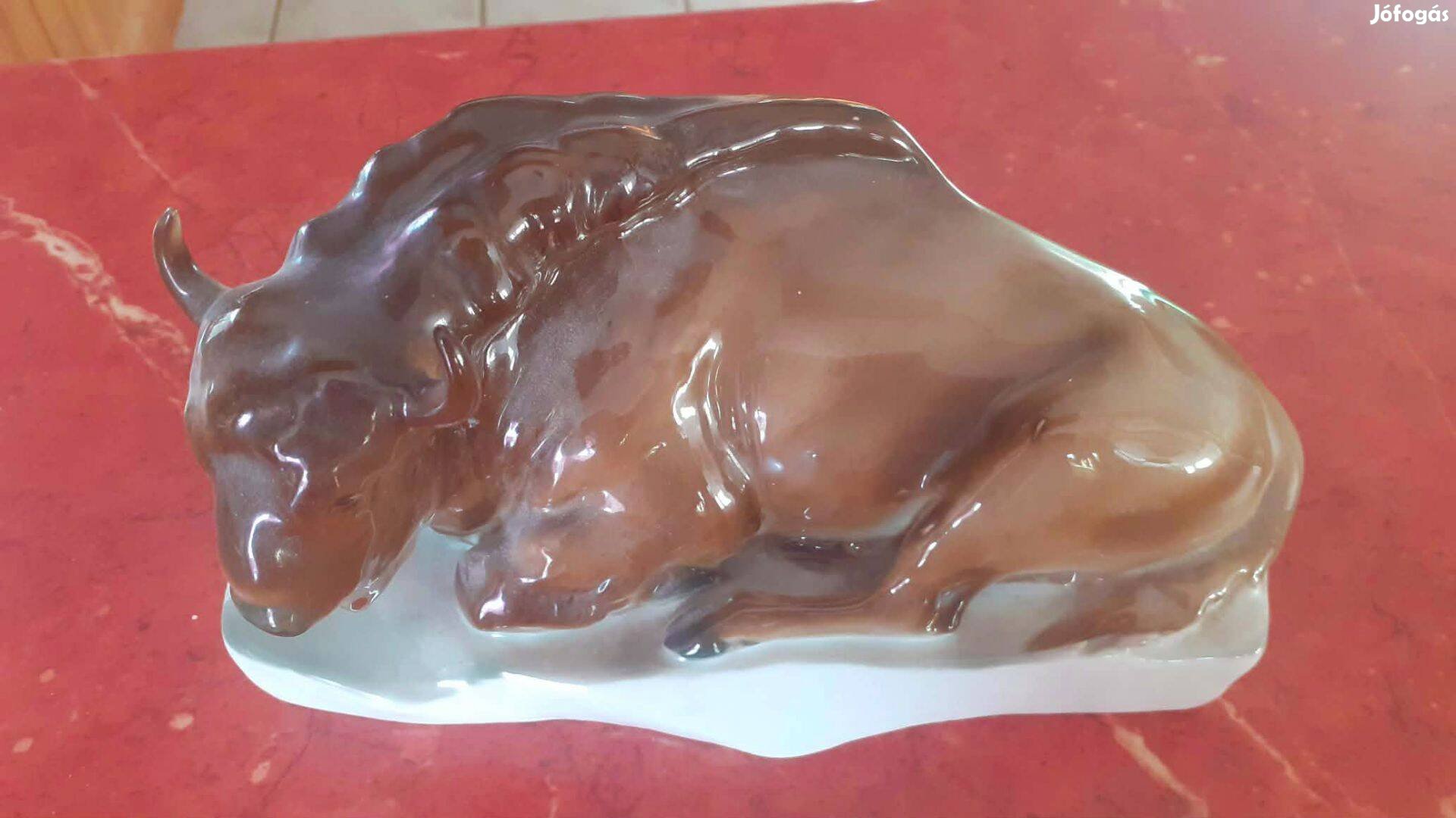 Zsolnay porcelán bölény, bika szobor