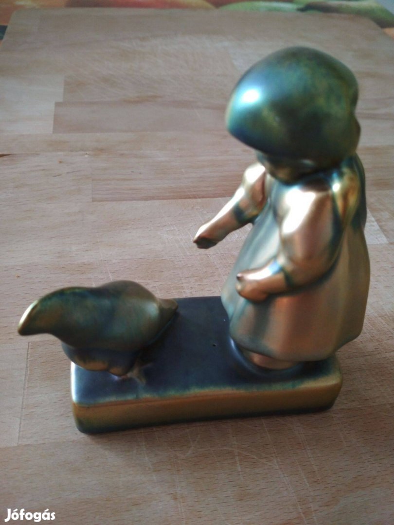 Zsolnay porcelán eozin mázas Tyúkot etető kislány figura eladó!