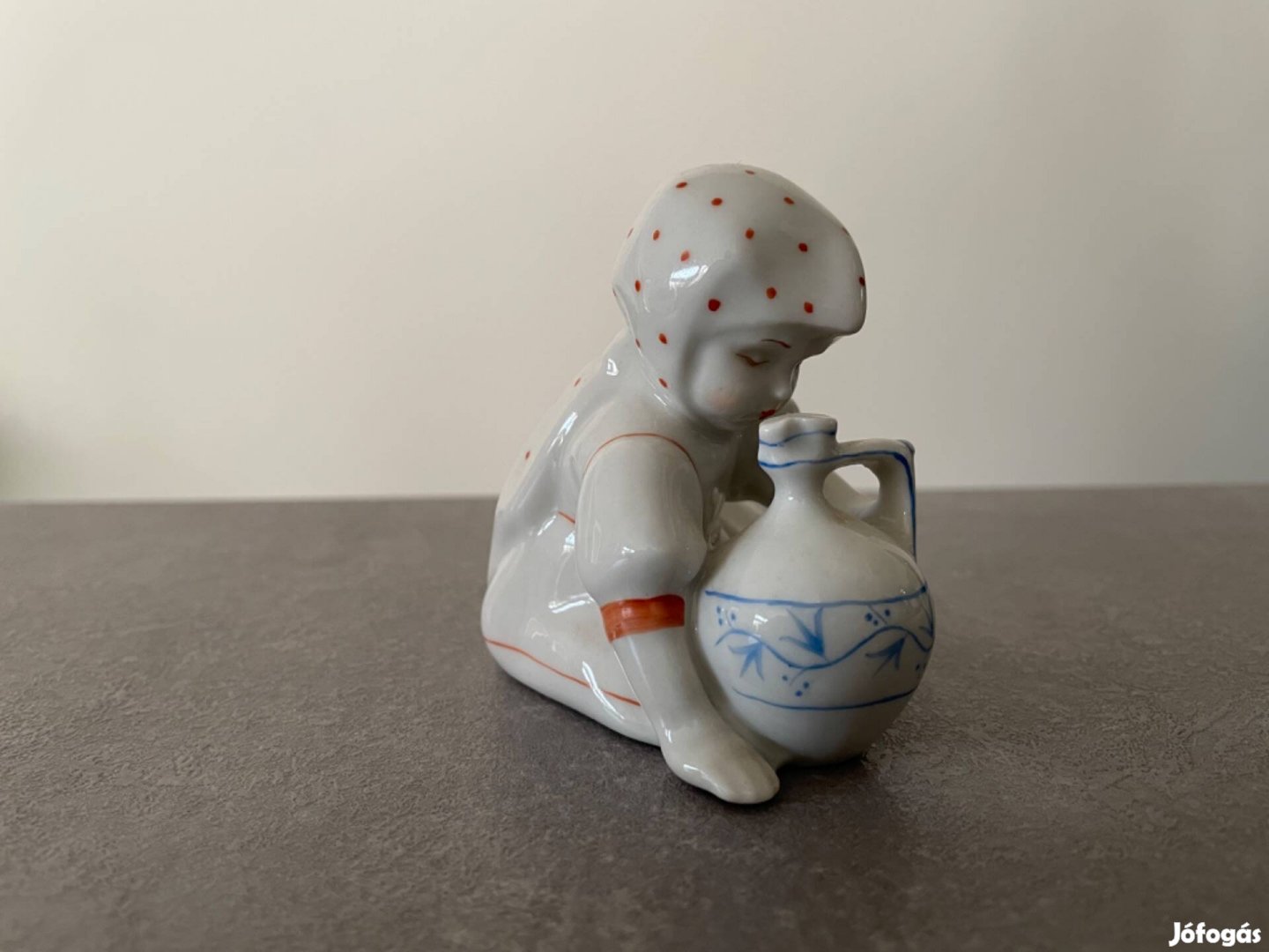 Zsolnay porcelán kislány kancsóval