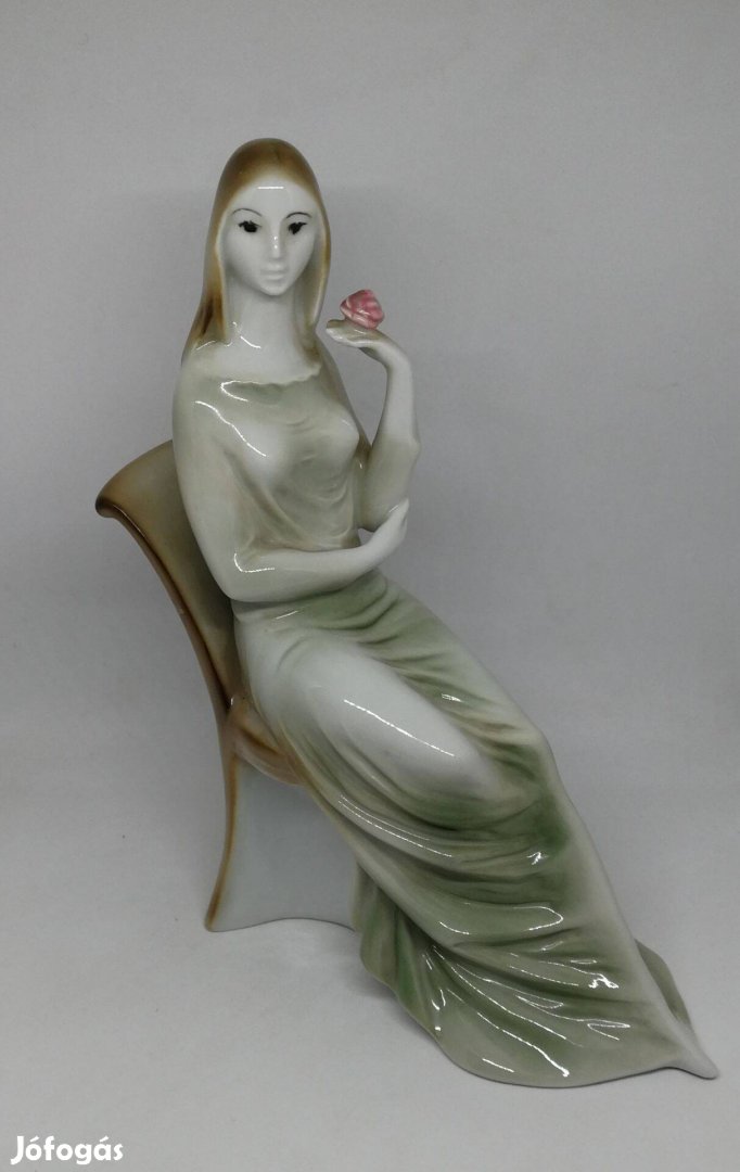 Zsolnay porcelán széken ülő nő!