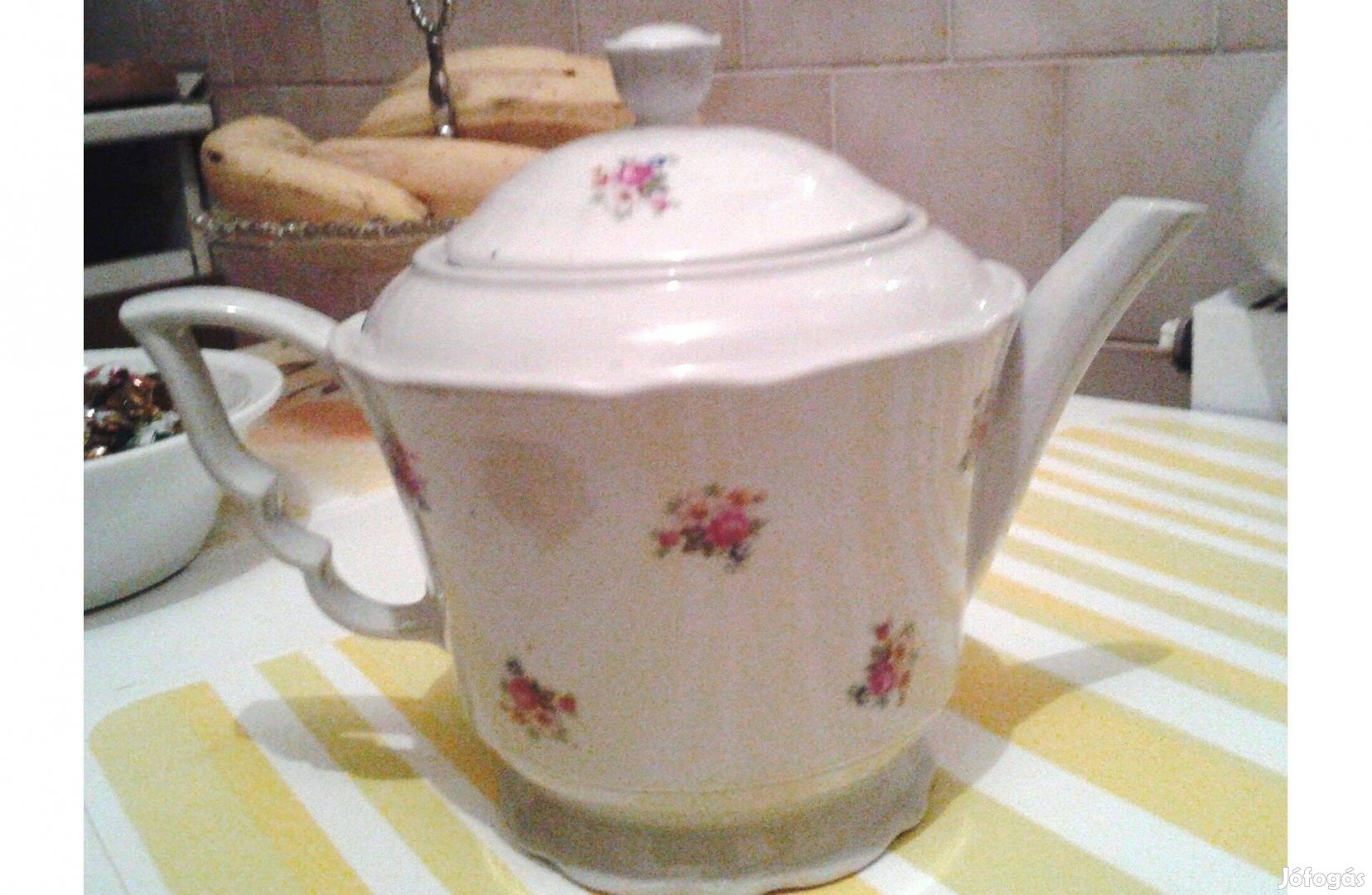 Zsolnay porcelán tea kiöntő teteje sérült