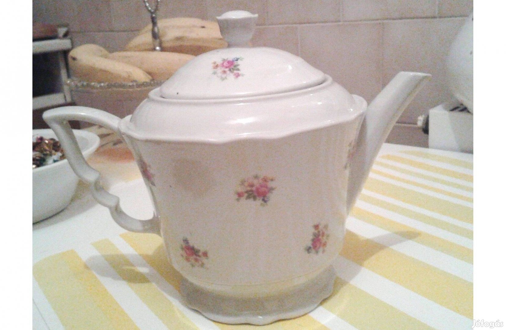 Zsolnay porcelán tea kiöntő teteje sérült