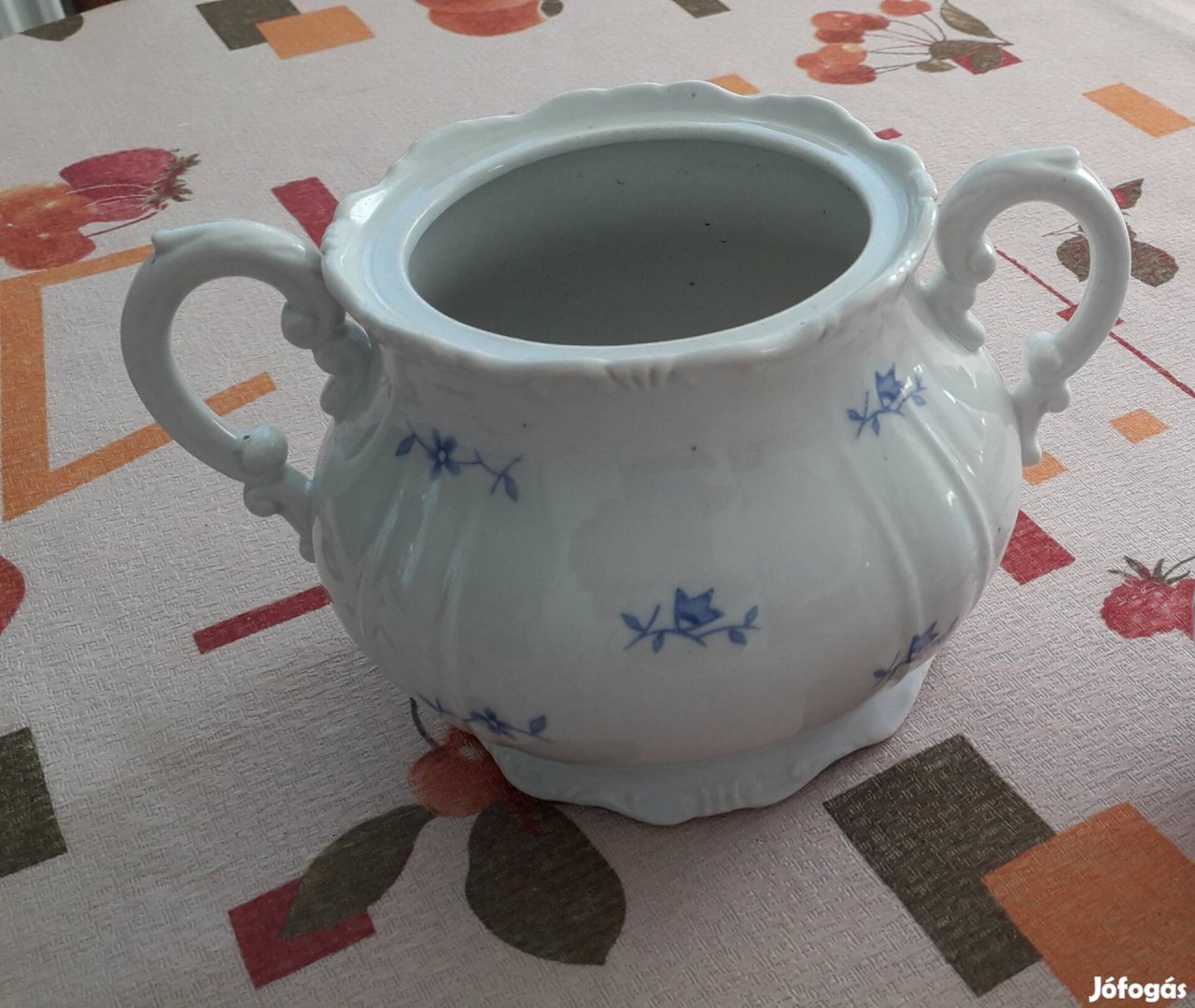 Zsolnay porcelán teás cukortartó.