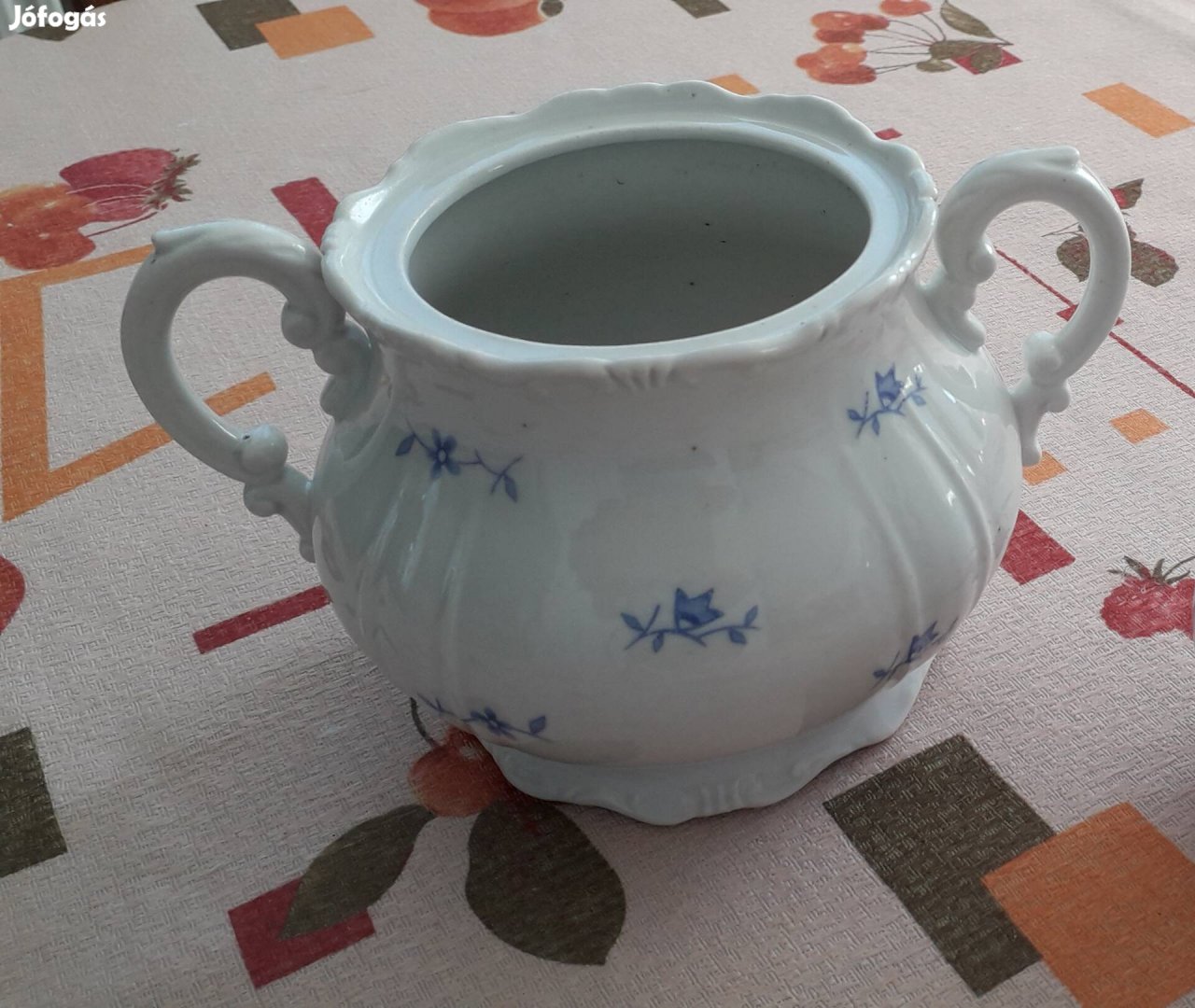 Zsolnay porcelán teás cukortartó.