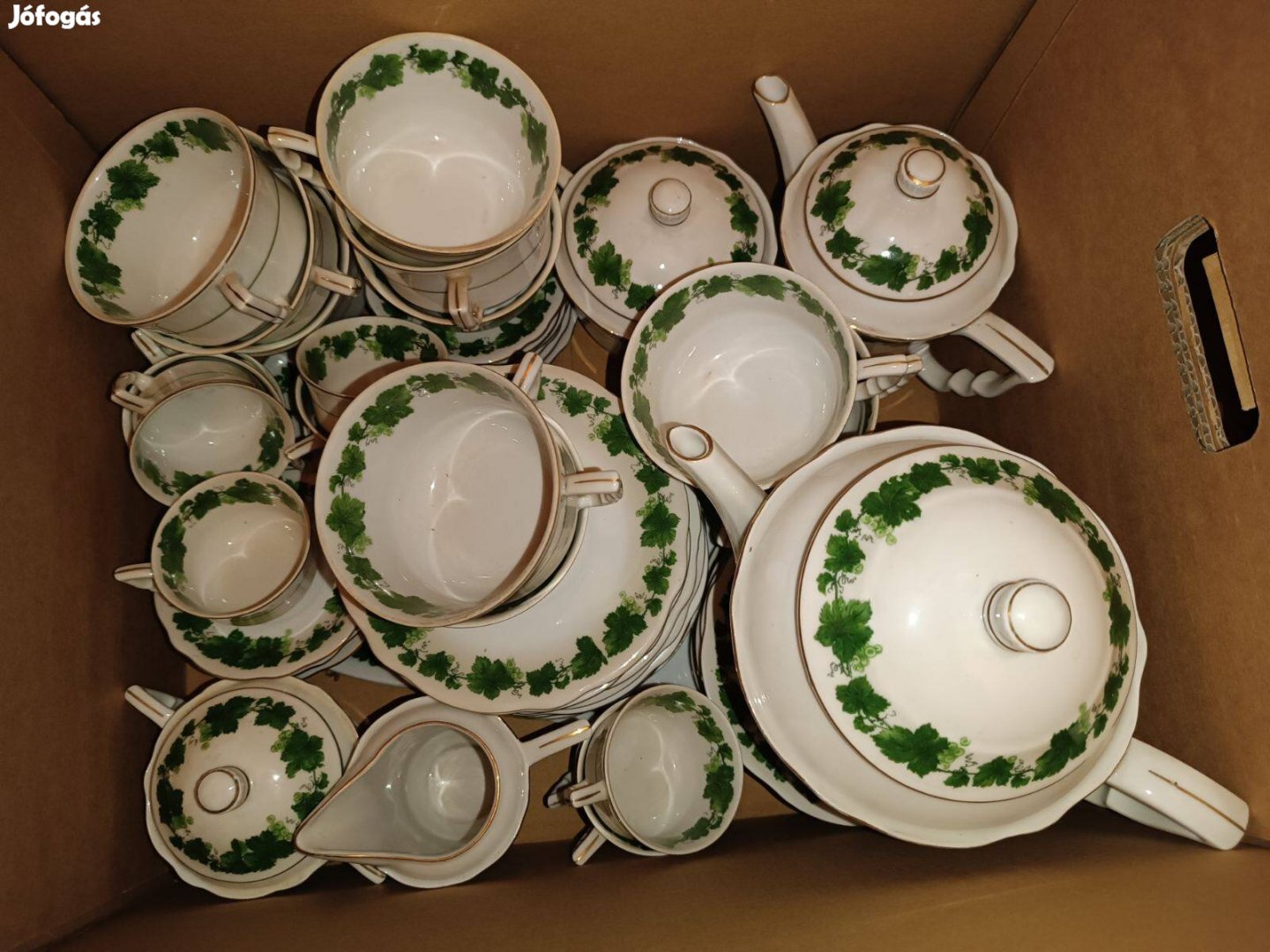 Zsolnay porcelán teás és kávés készlet, zöld szőlőlevél mintás