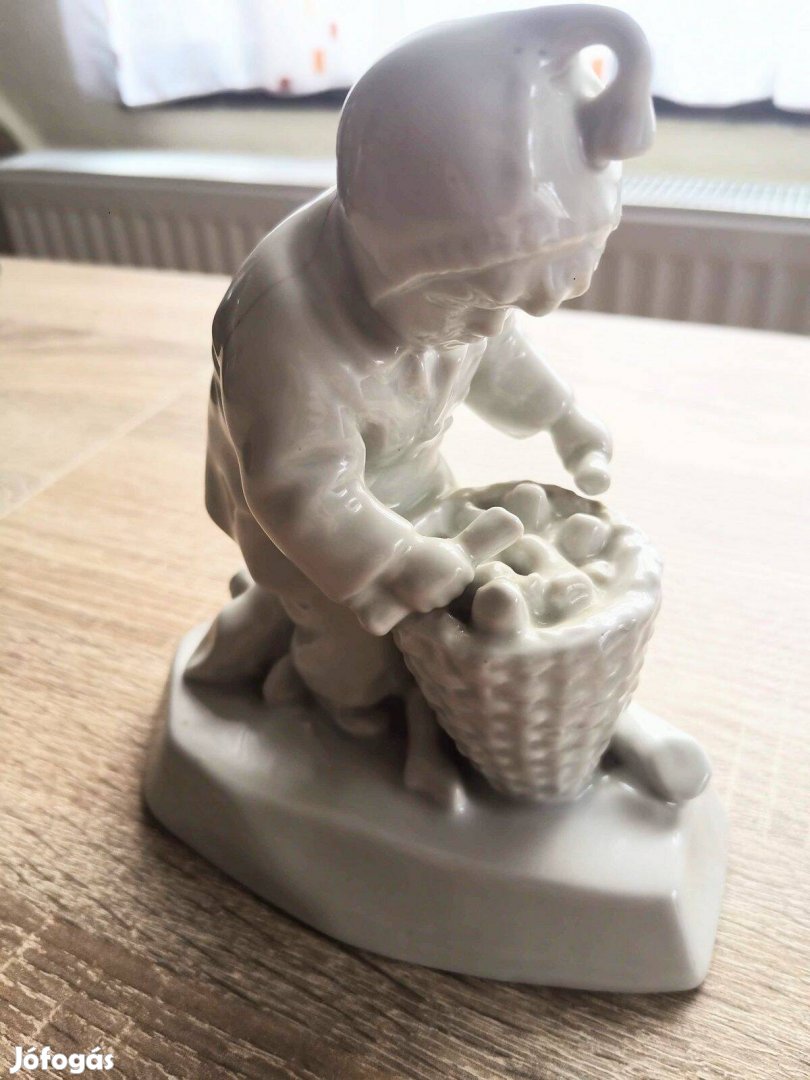 Zsolnay porcelánfigura