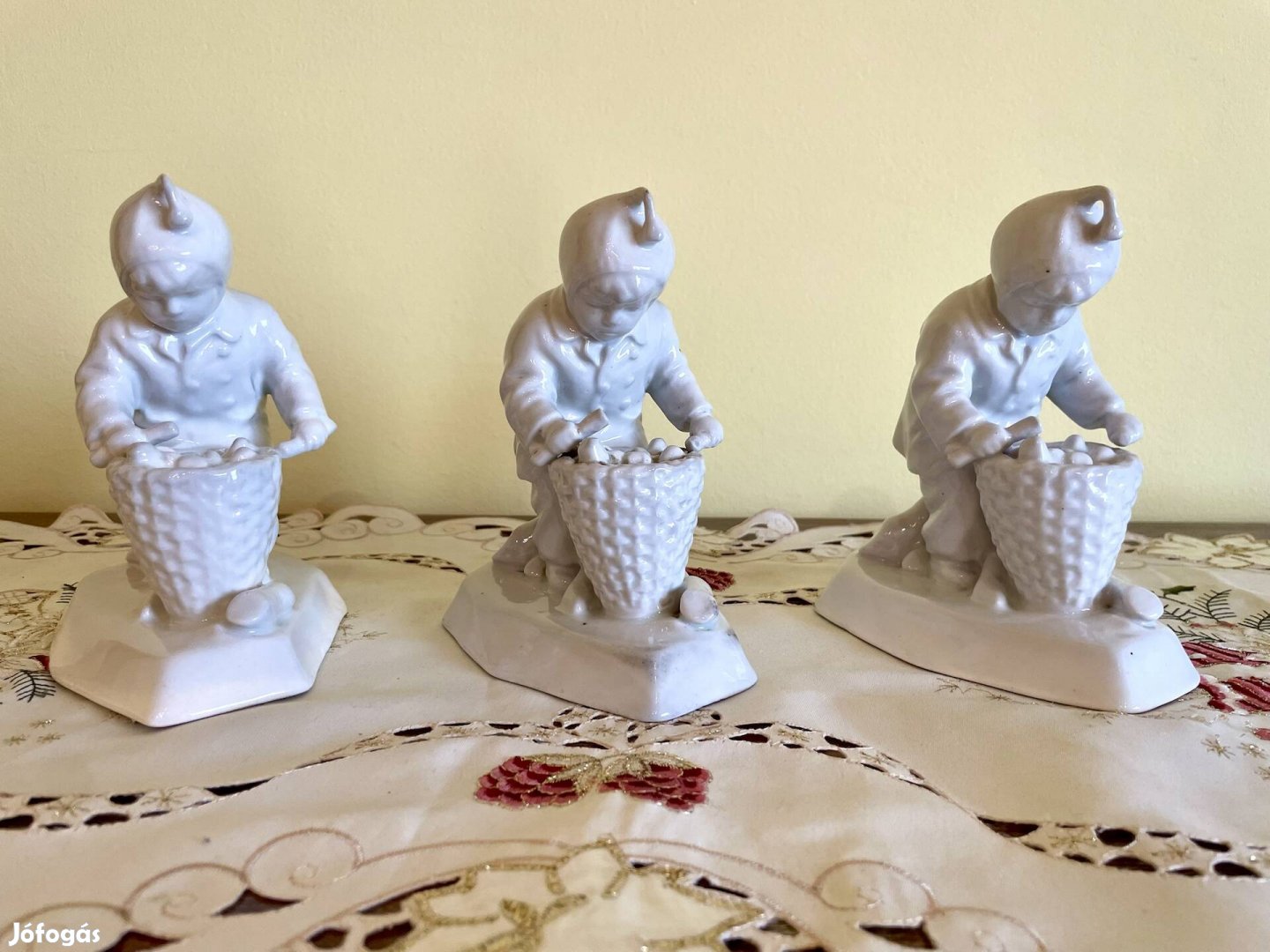 Zsolnay rőzse szedő gyermek porcelán figurák