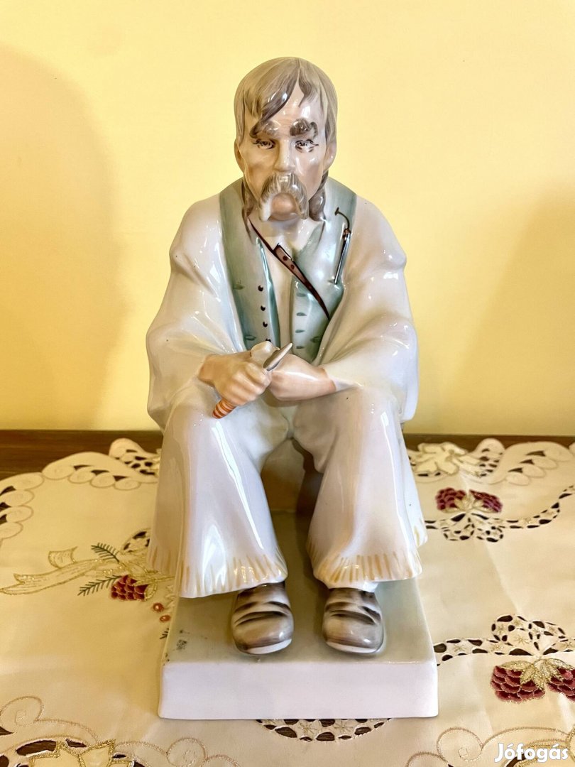 Zsolnay szalonnázó paraszt porcelán szobor