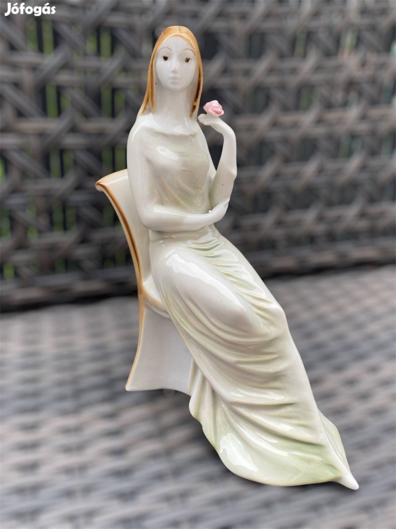 Zsolnay széken ülő zöldruhás nő virággal porcelán kisplasztika