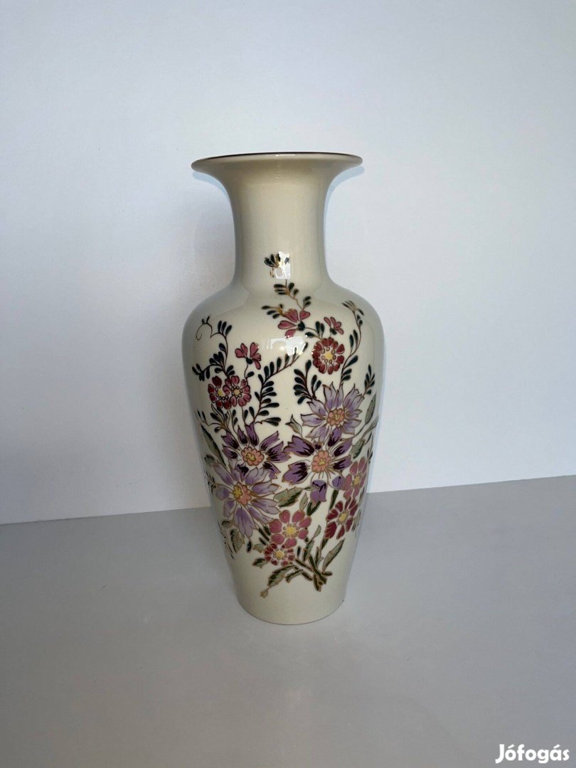 Zsolnay virág mintás porcelán váza. 27 centiméter magas