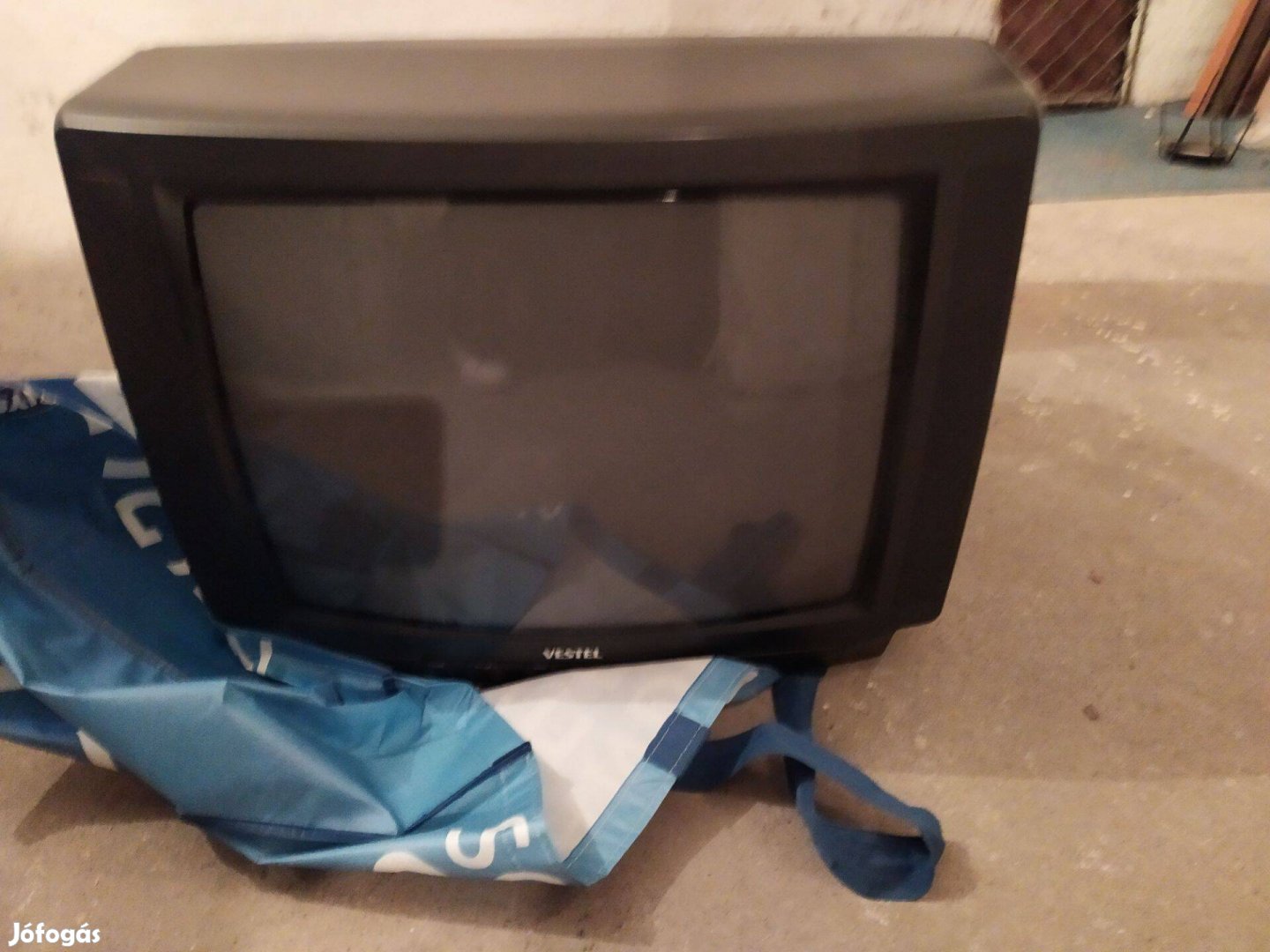 Zuglóból Ingyen elvihető régi típusú, működő TV, kb. 60 cm képátló