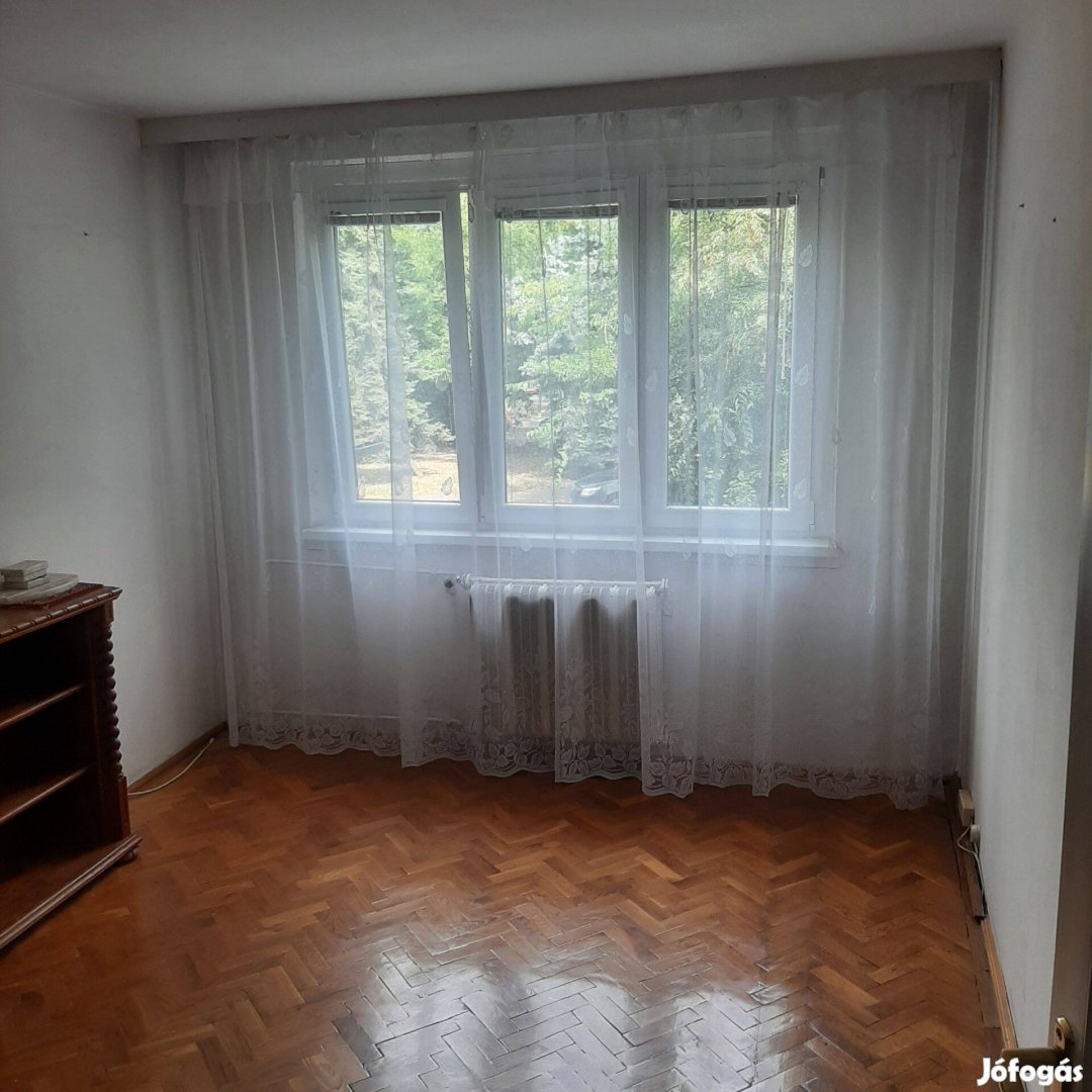 Zuglói 82 nm, 4 szobás, lodzsás panellakás eladó