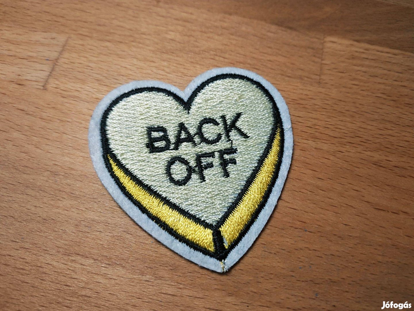 'Back off' feliratú, szív formájú felvarró a Szputnyik Shopból - új