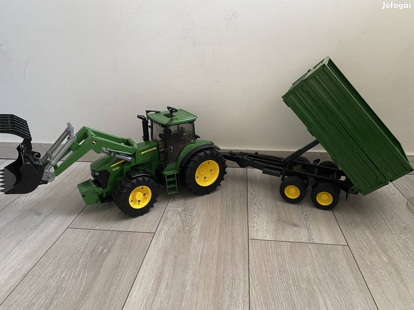 Bruder John Deere traktor homlokrakodóval és billenő pótkocsival