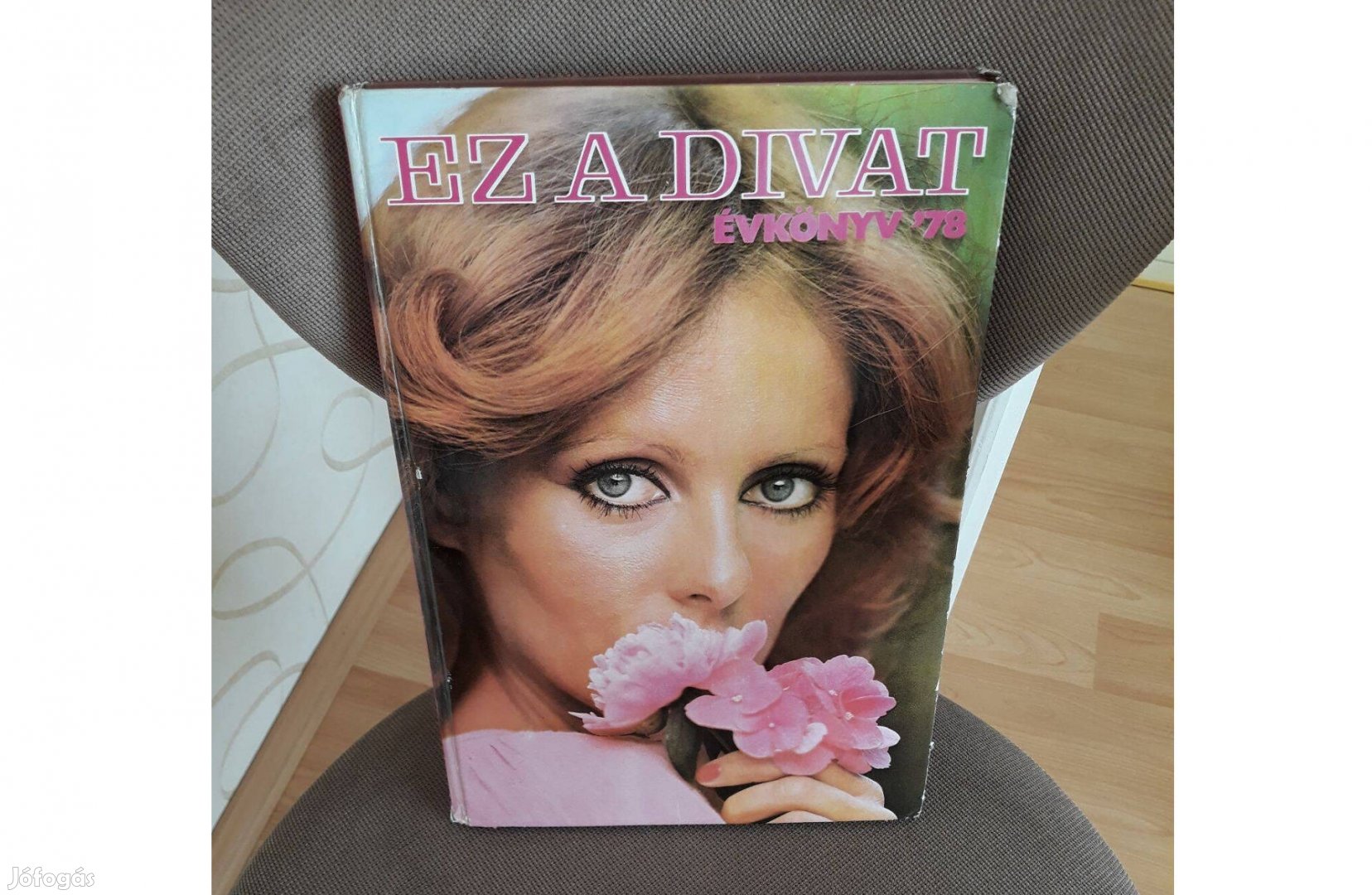Ez a divat évkönyv 1978. keményfedeles bekötéssel