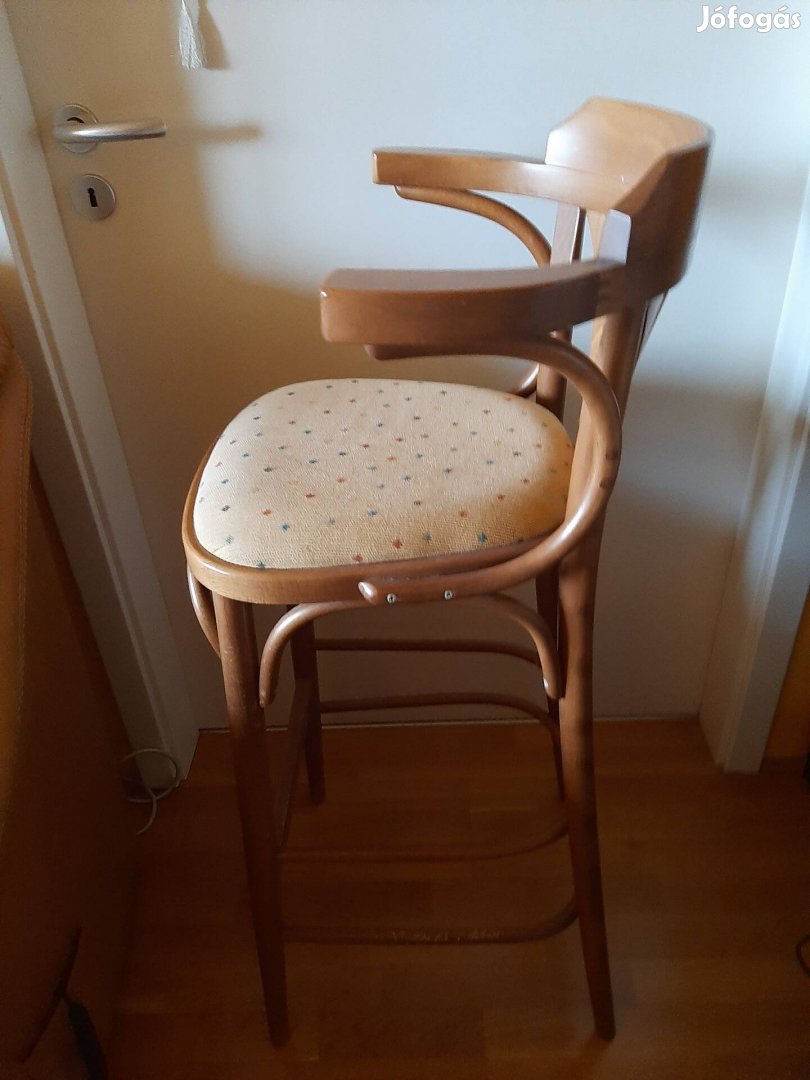 Háttámlás bárszék