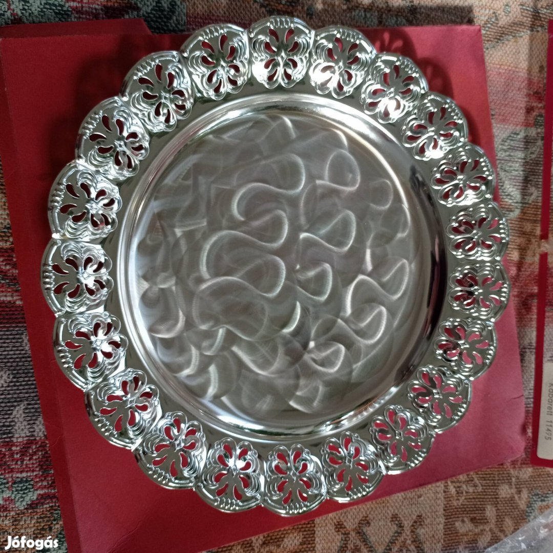 Kabatett márkájú kínáló