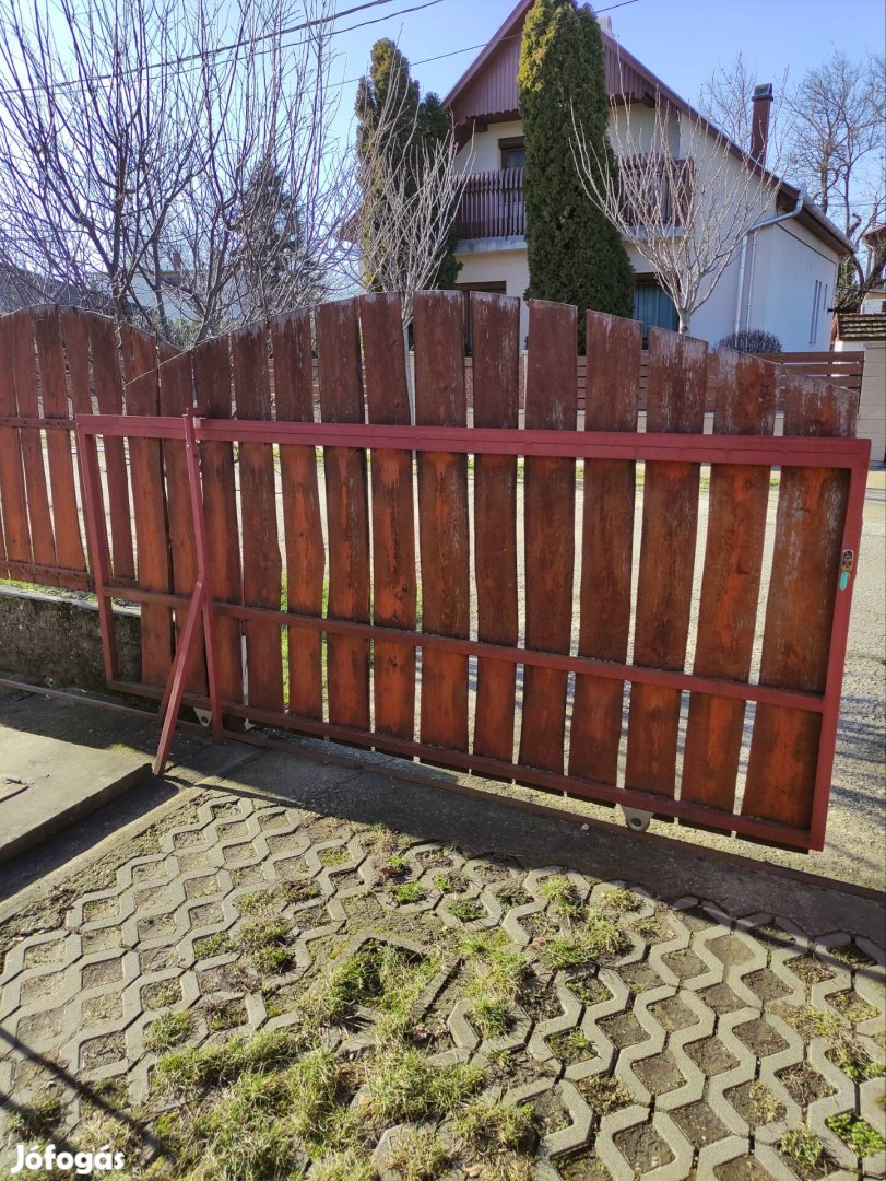 Kerítés, kis kapuval, nagy kapuval eladó