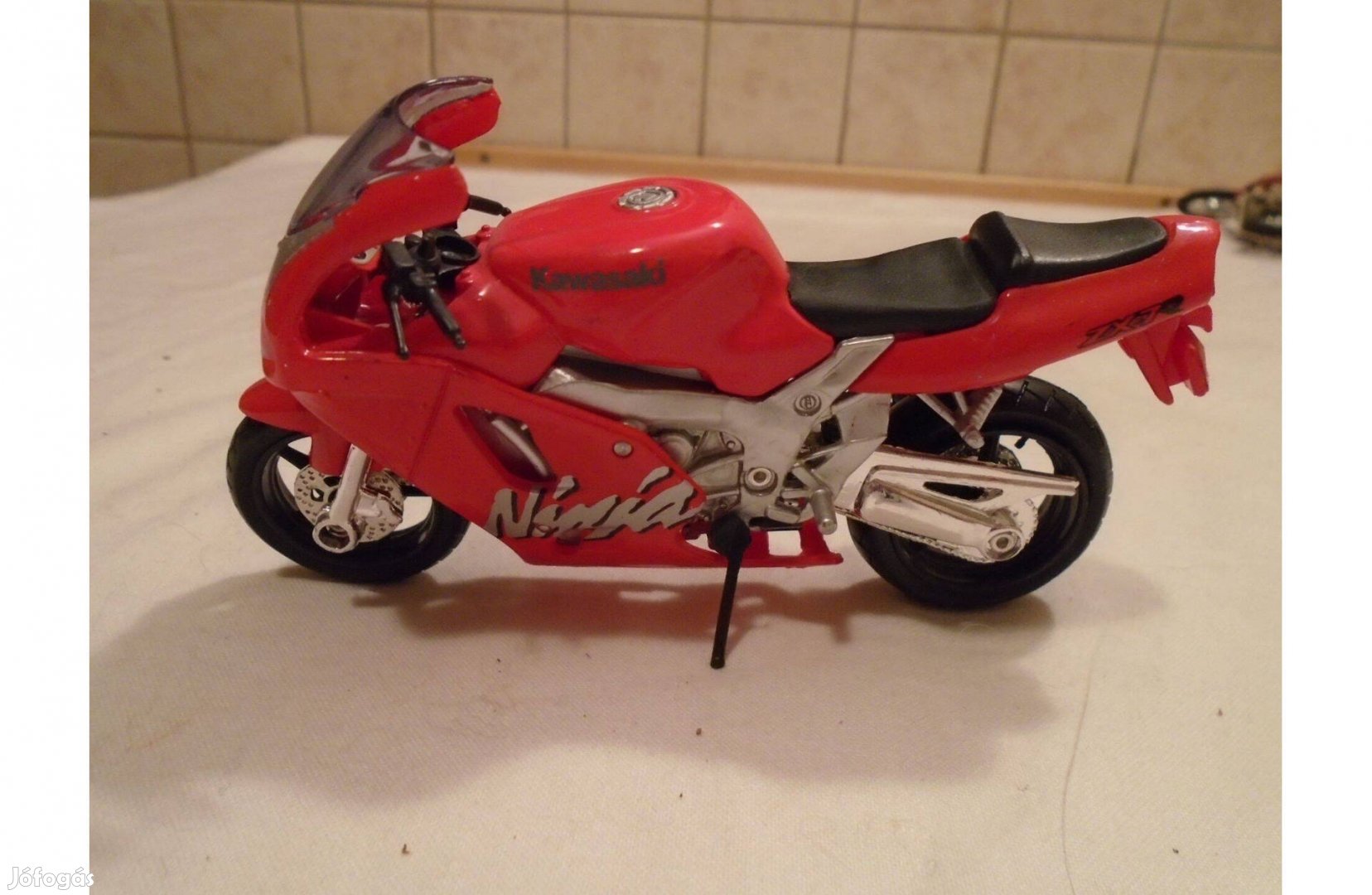 "Maisto" Kawasaki Ninja - fém motor - piros-fekete - újszerű