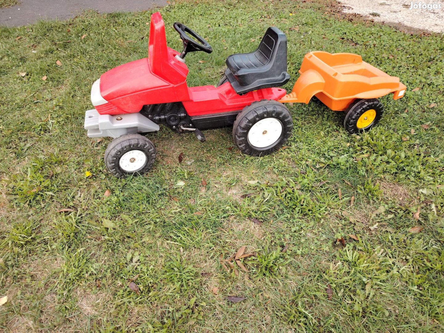 Pedalostraktor eladó.