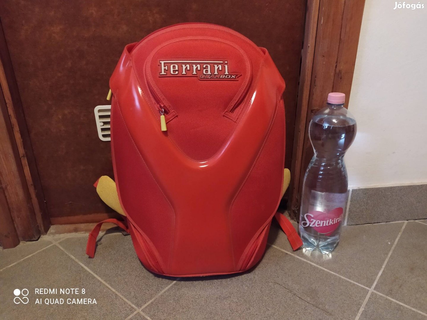 Piros Ferrari hátitáska