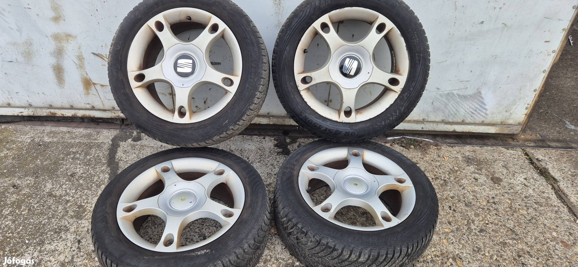 Seat alufelni. 205/55 R16 Goodyear négyévszakos gumik