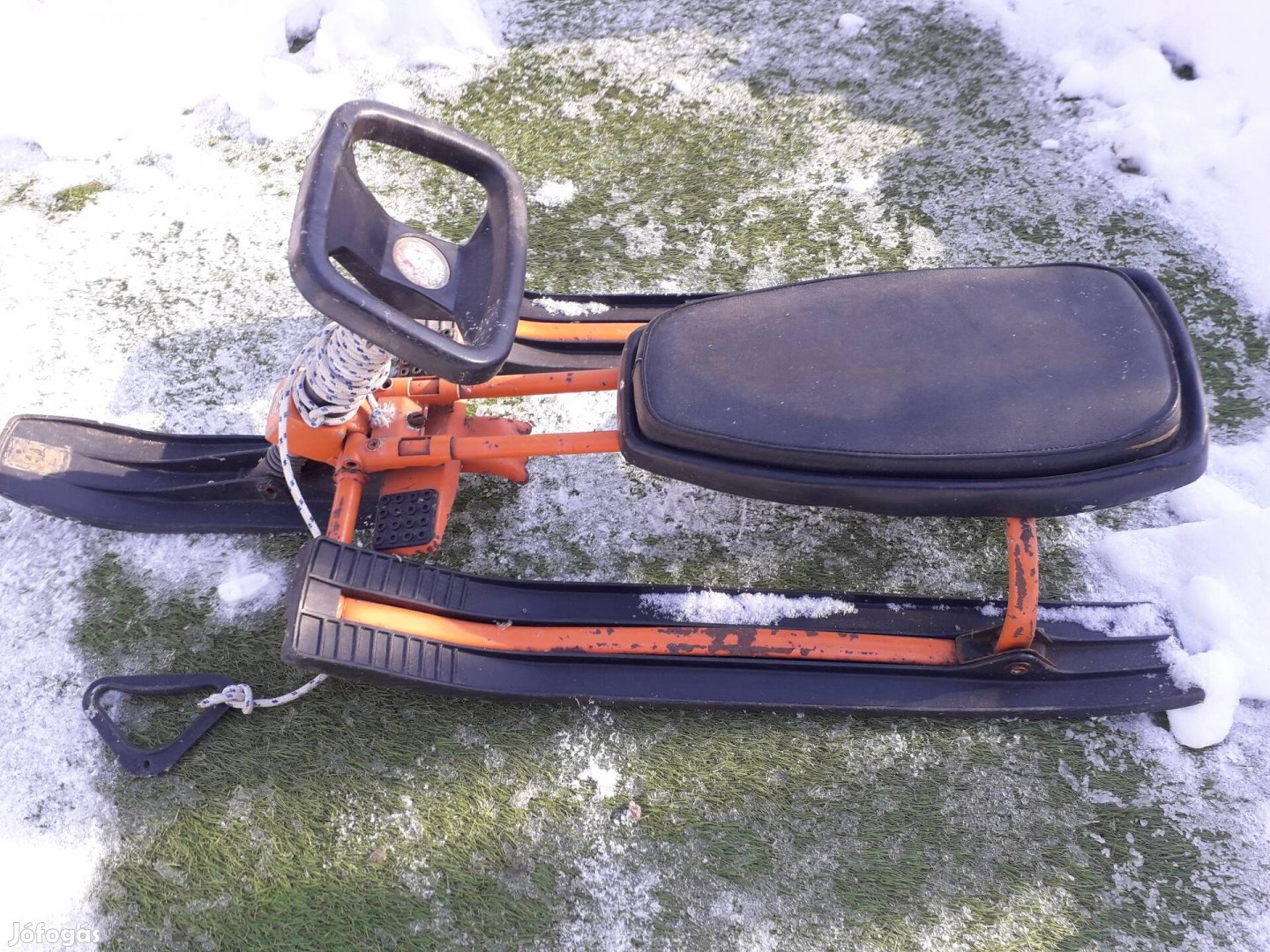 Szánkó megkímélt állapotú.