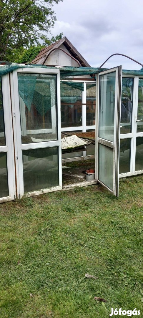 Üvegház nagy hőszigetelt üvegel.