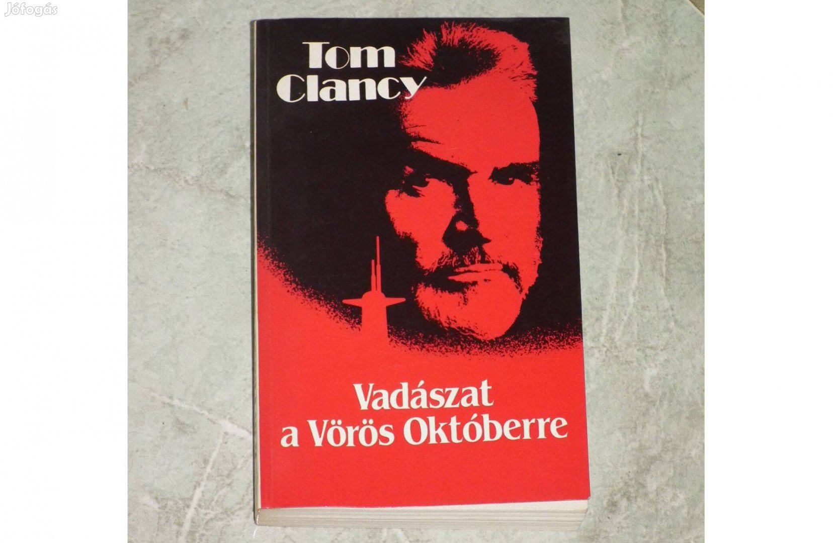 "Vadászat a Vörös Októberre" - Tom Clancy