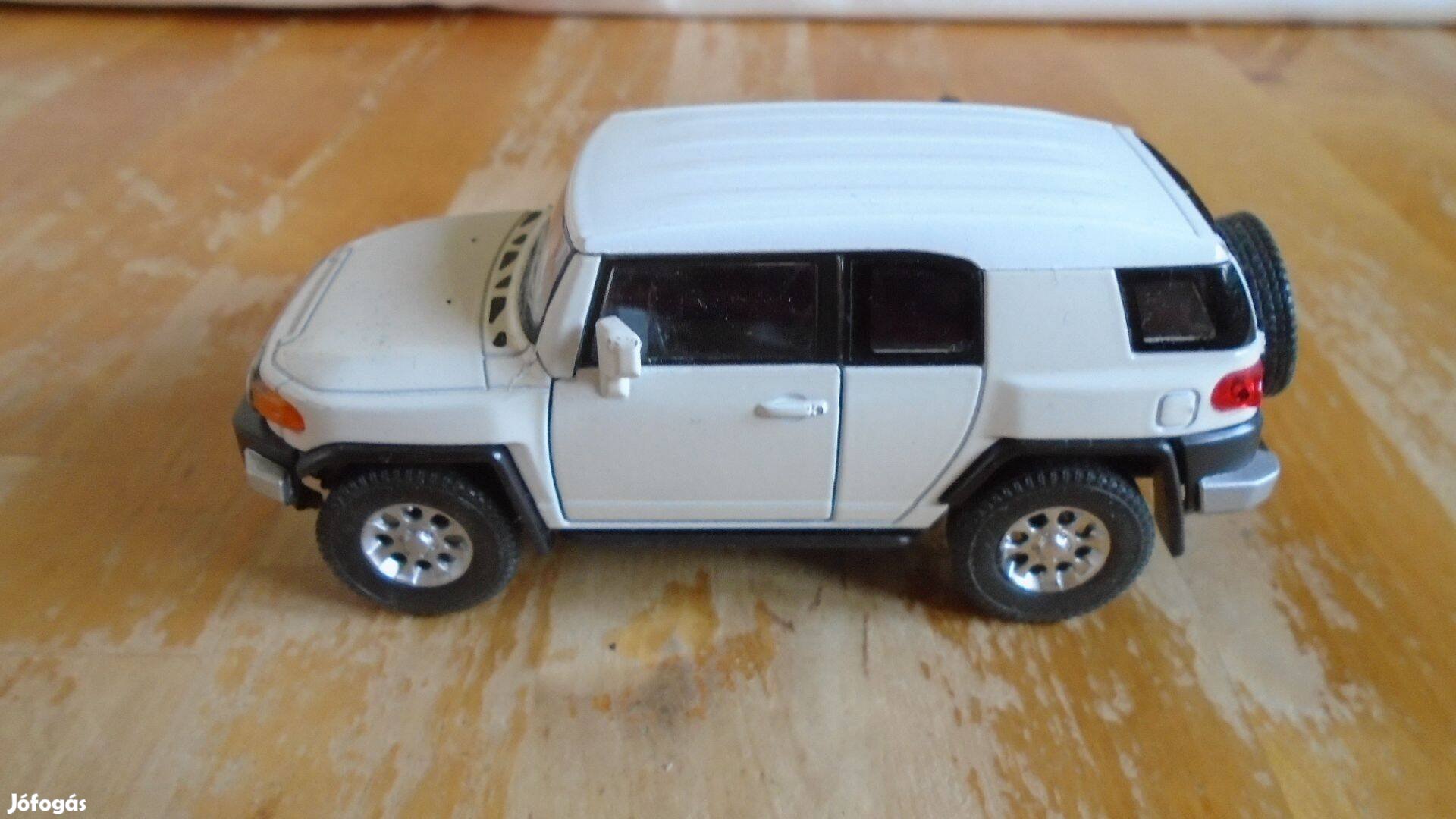 "Welly" Toyota Gruiser tip. fehér. fém, nyitható ajtós Autó Modell