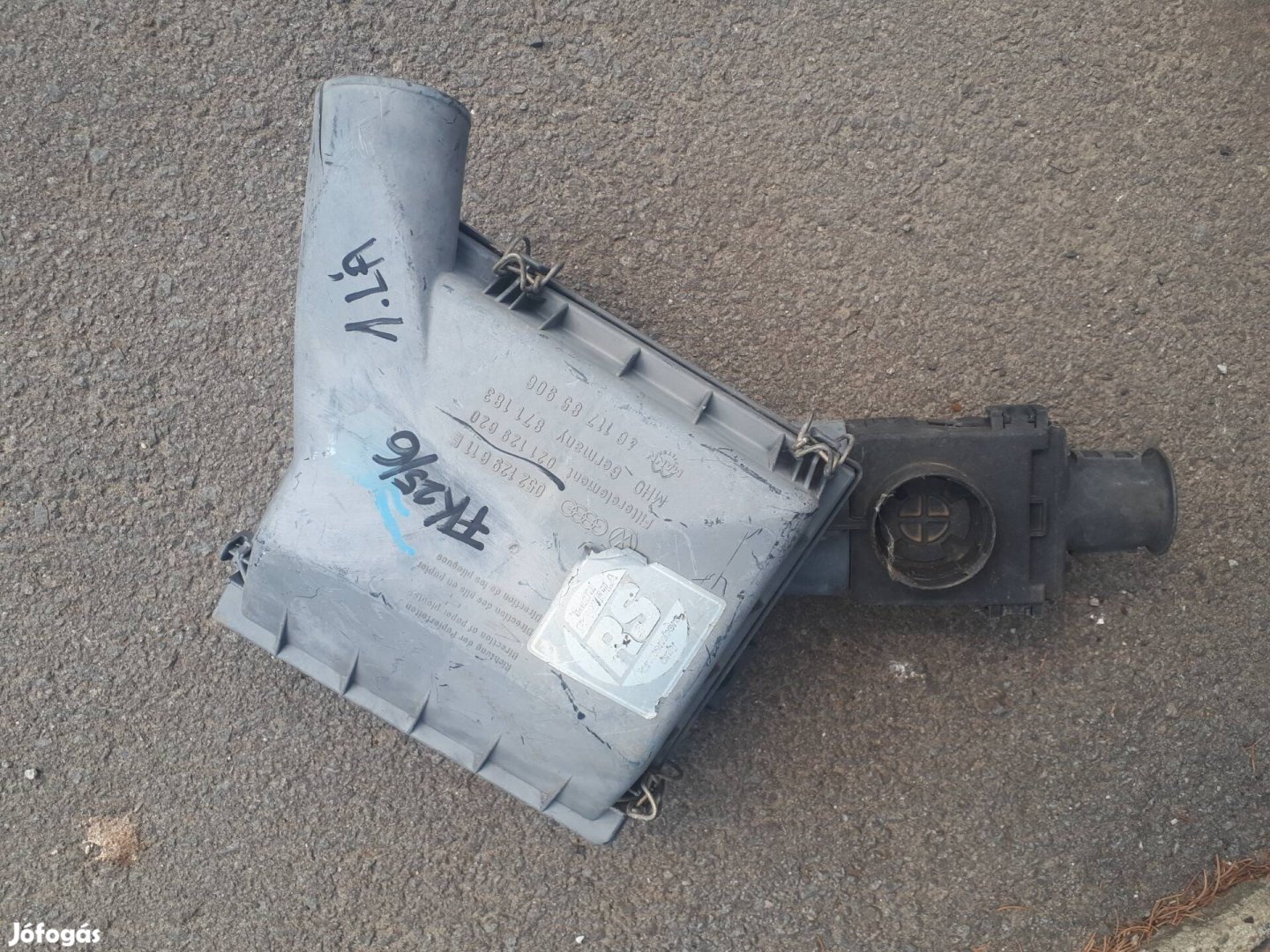 vw  polo   1985 1.3  levegőszűrőház  052129611E