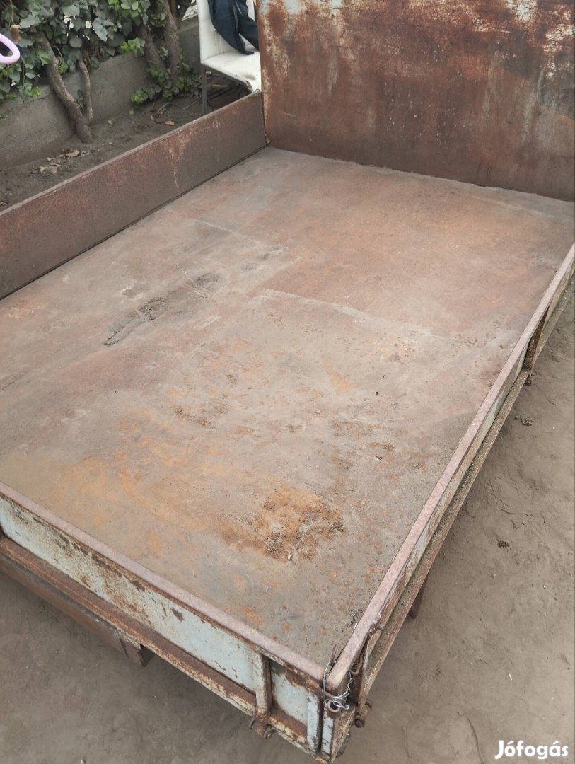 egyedi csettegö vas plató eladó 