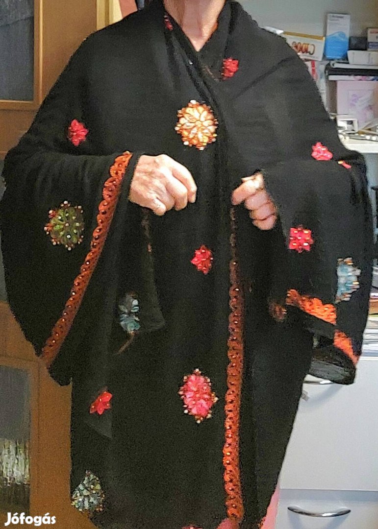 stóla sok strassal díszitett