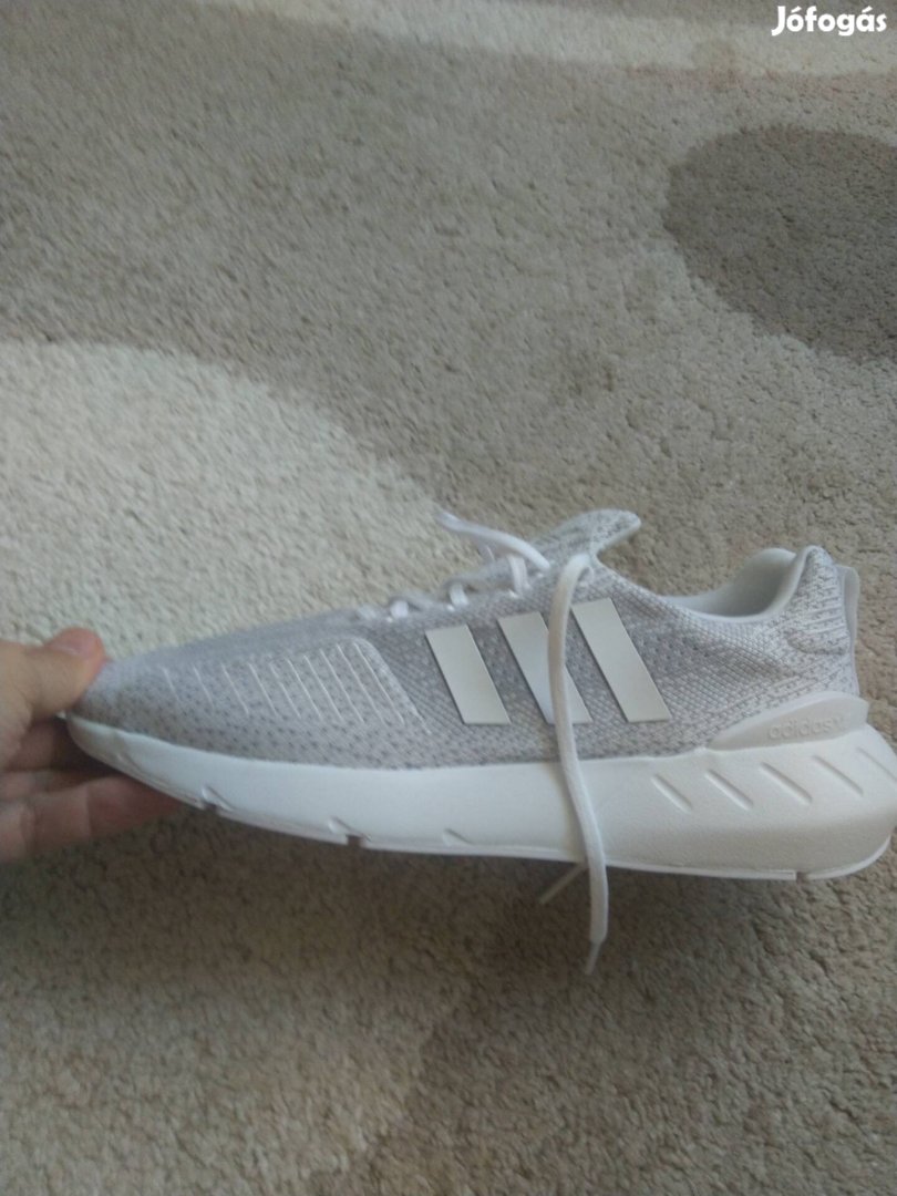 adidas sportcipő.