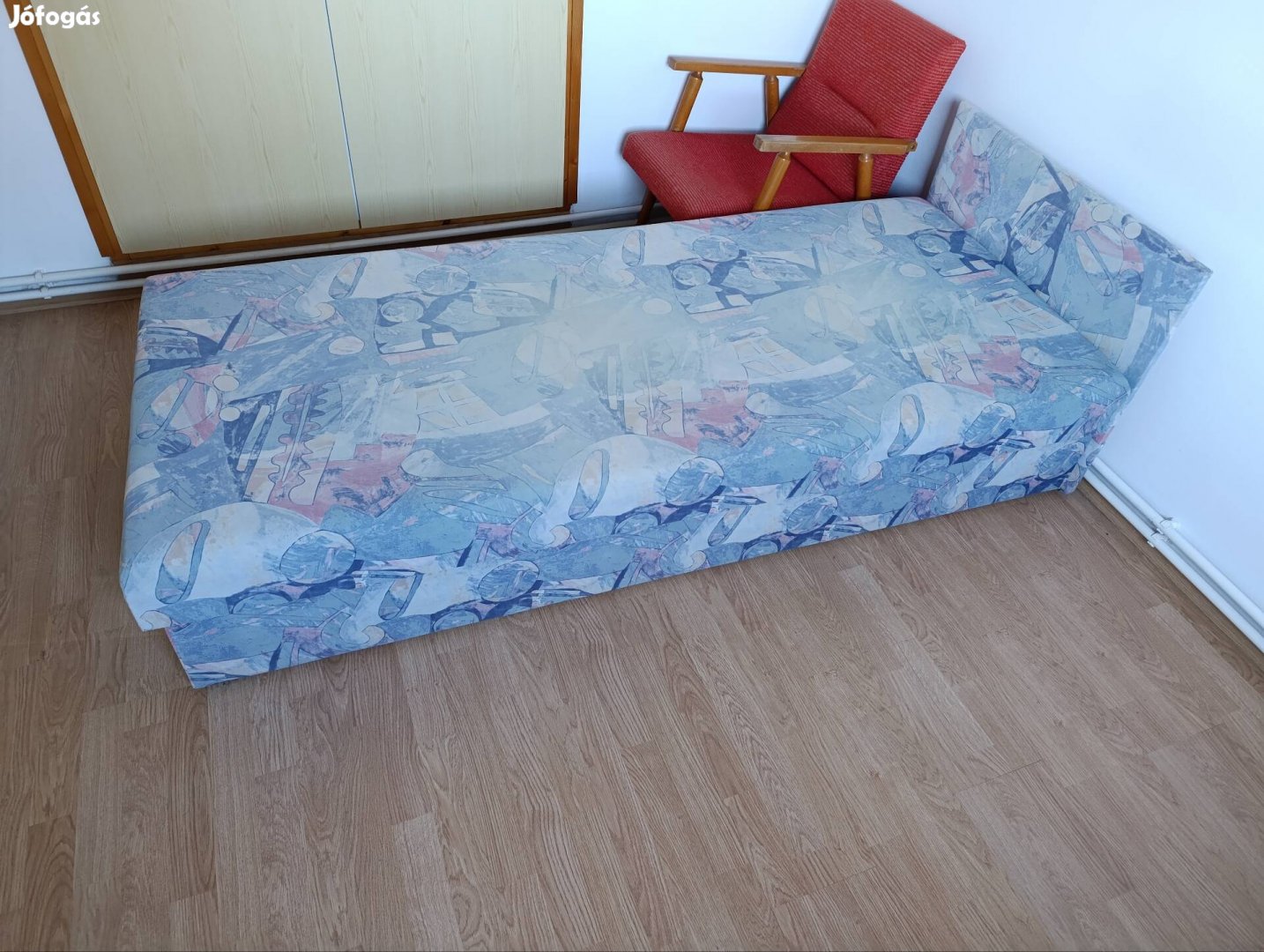 ágyneműtartós heverő eladó 