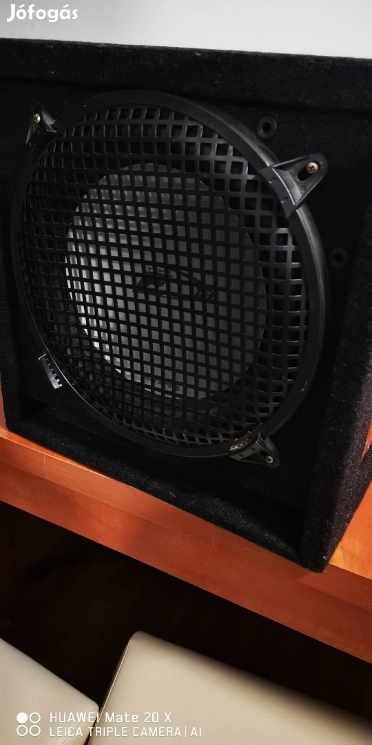alpine autós  sobwober nagyon jó hangja van 30 cm mélyel  