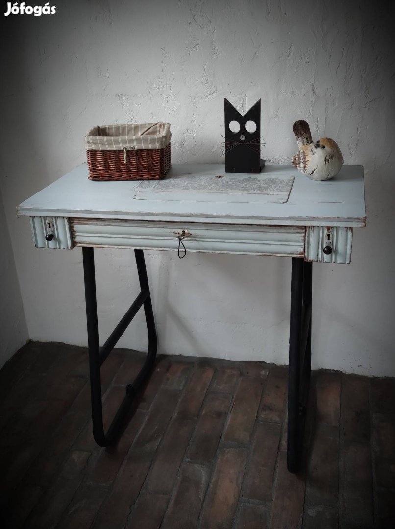 antikolt, felújított asztalka