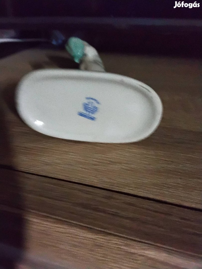 aquincumi esernyős kislány