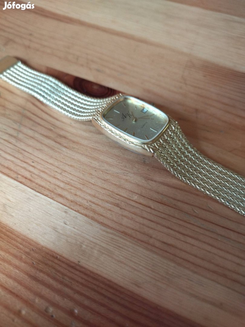 aranyszínű karóra