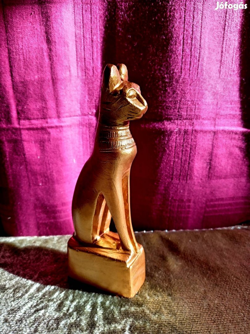 ásványból faragott aranyozott macska