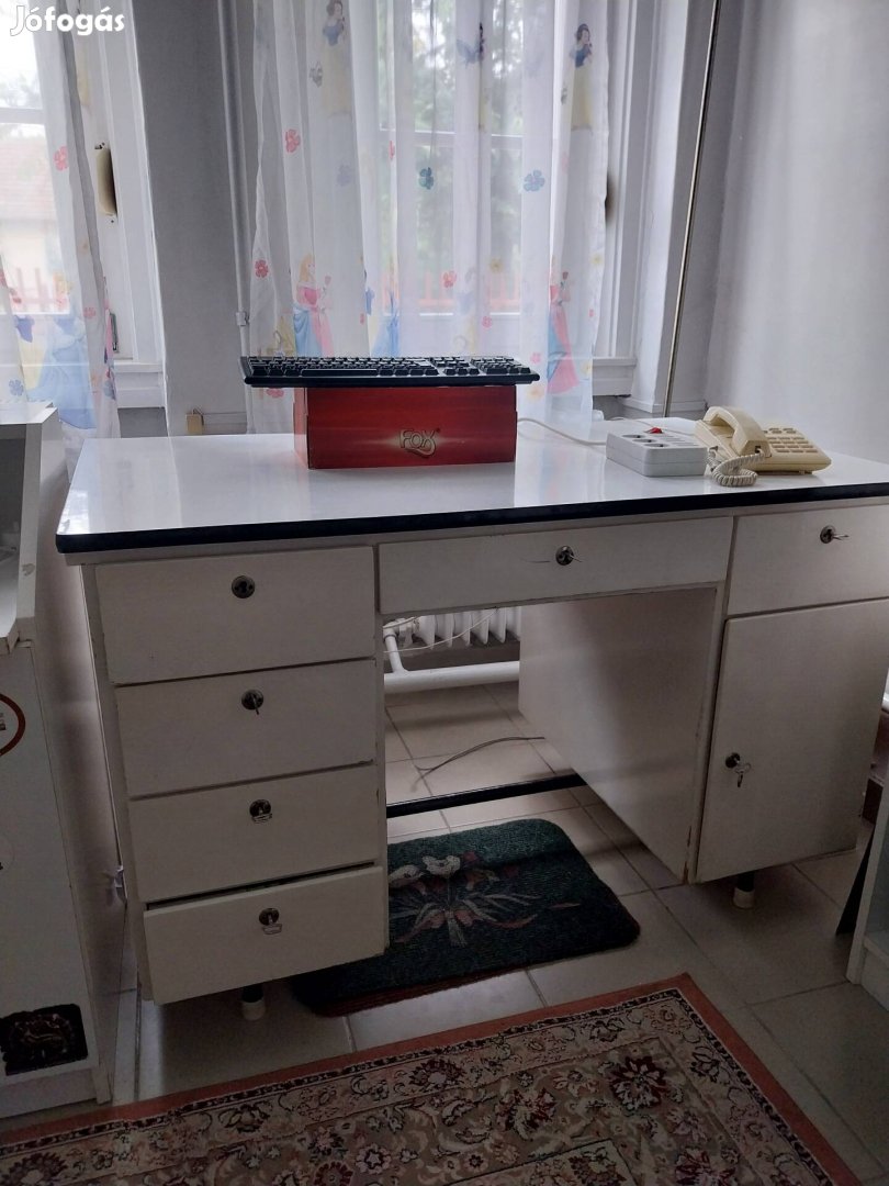 asztalok az egészségügyből