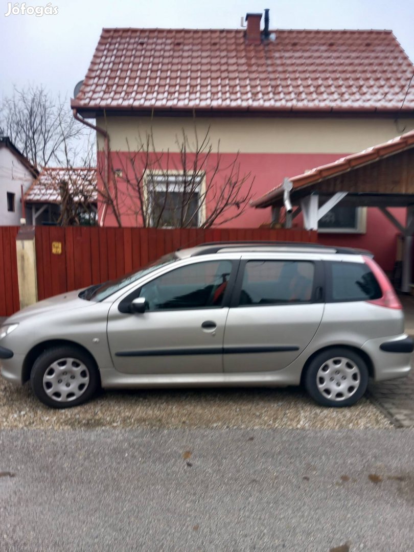 autó nagy csomagtartóval 