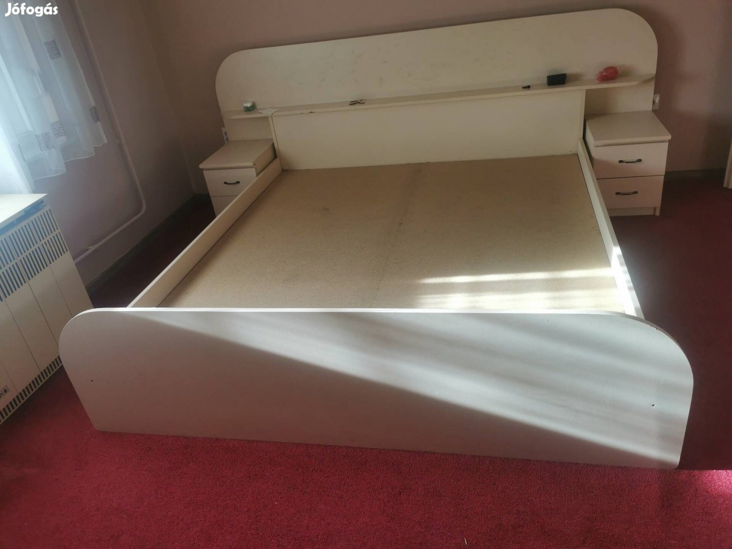 beépített éjjeliszekrényekkel, polcos fejvéggel,franciaágyke