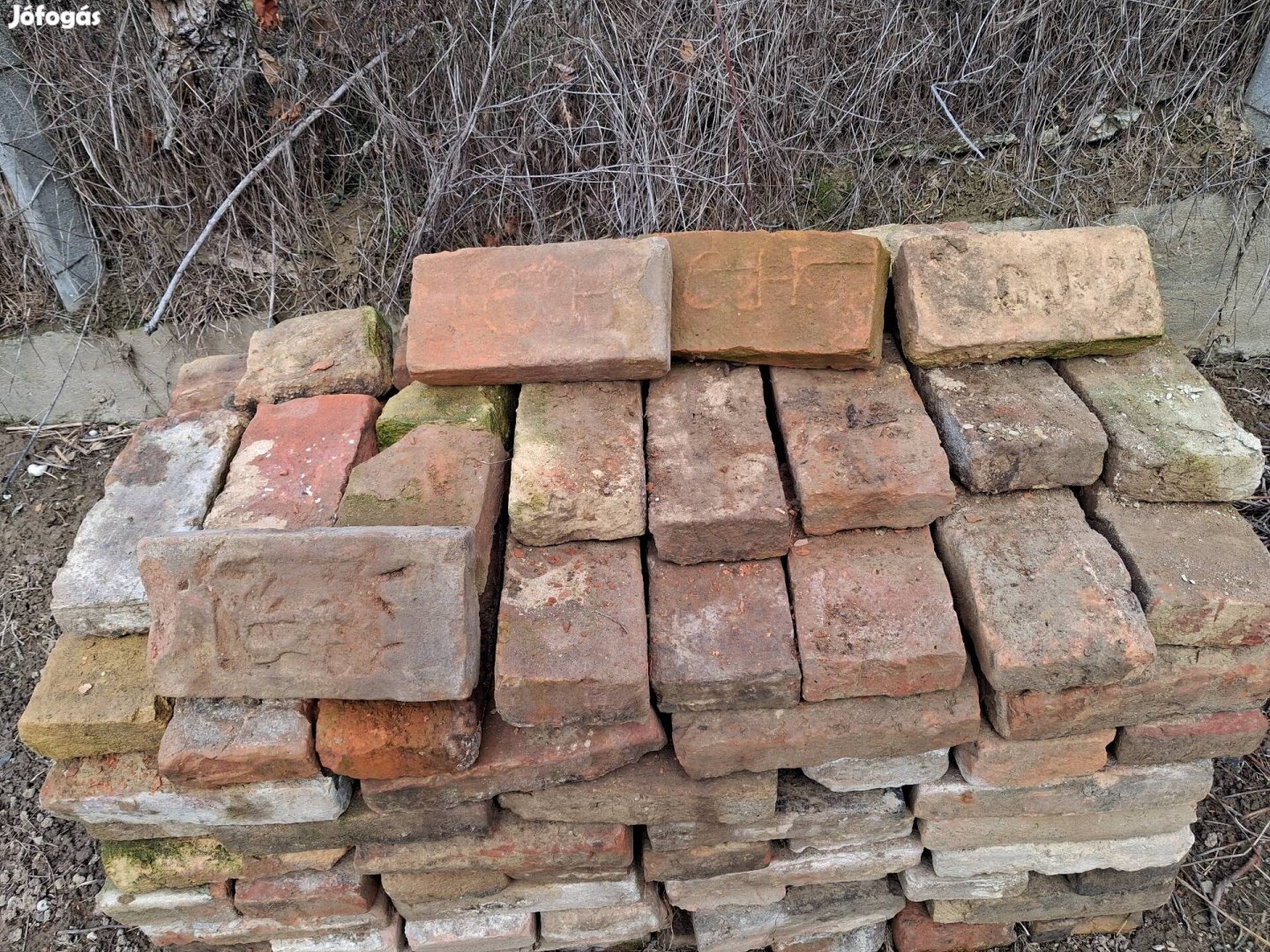 bontott nagyméretű tegla