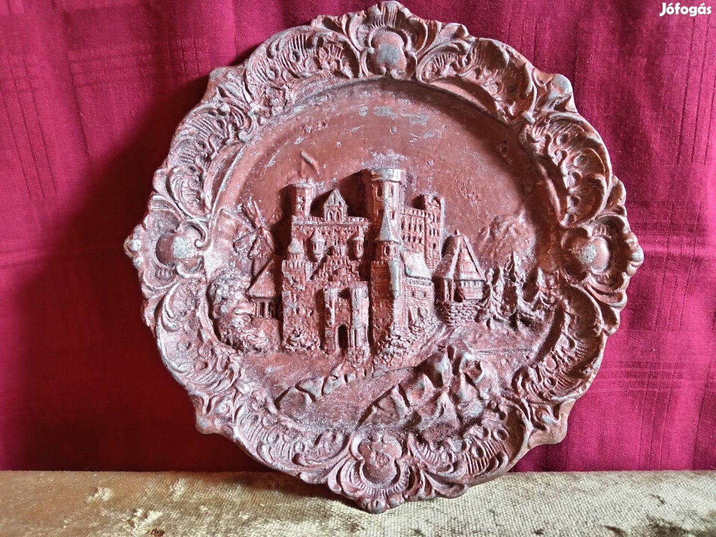 bronzírozott fém öntvény falitál