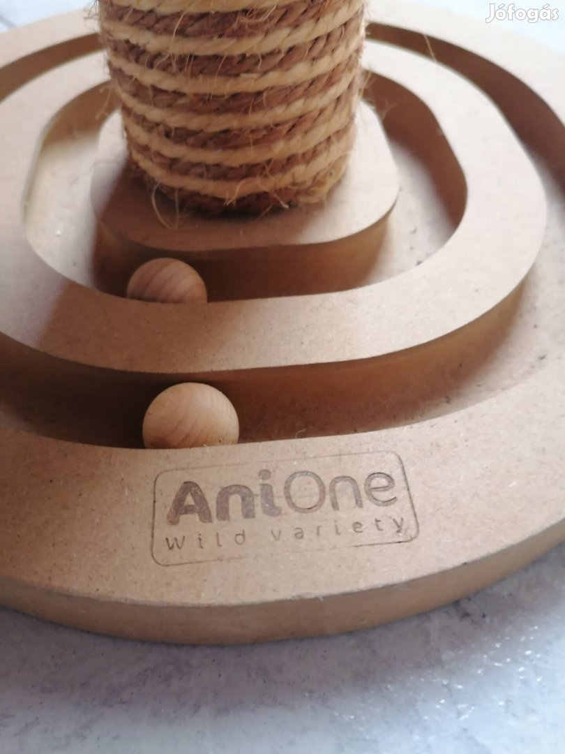 cica játék, kaparófa 