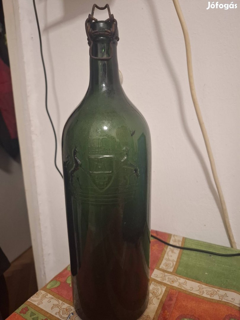 csatos üveg korona domborzattal.